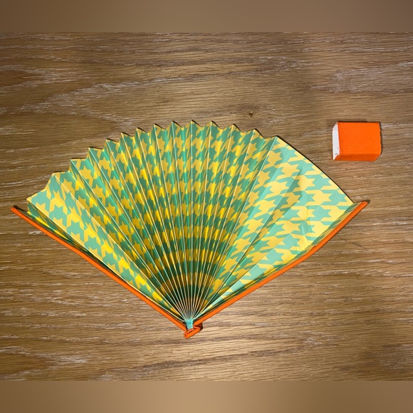 Gucci Orange and Green Patterned Fan - Picture 1 of 2
